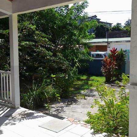 La Petite Maison, Spacieuse, Avec Jardin / Parking 세인트 로즈 외부 사진