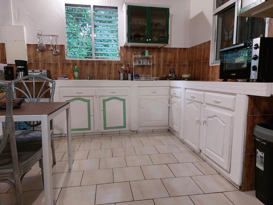 La Petite Maison, Spacieuse, Avec Jardin / Parking 세인트 로즈 외부 사진