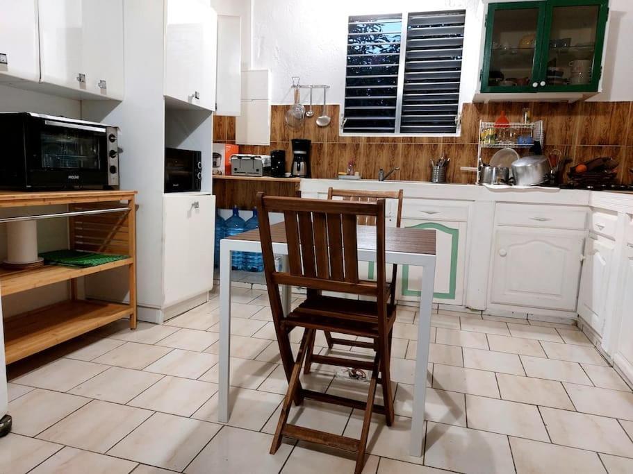 La Petite Maison, Spacieuse, Avec Jardin / Parking 세인트 로즈 외부 사진