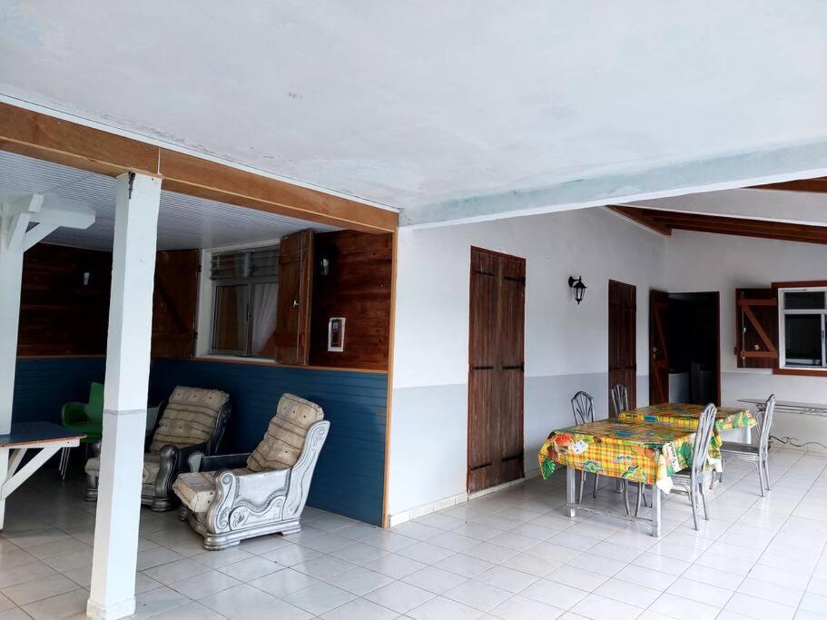 La Petite Maison, Spacieuse, Avec Jardin / Parking 세인트 로즈 외부 사진