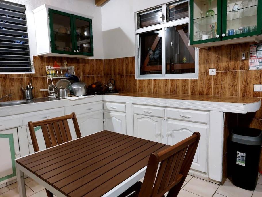 La Petite Maison, Spacieuse, Avec Jardin / Parking 세인트 로즈 외부 사진